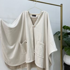 كاب شتوي بقماش البوتشامو الصوفي دافئ بتفصيل عريض انيق و ساتر متوفر بثلاث مقاسات حسب طول الاخت و بسبعة الوان جميلة و مناسبة لذوات الذوق الراقي